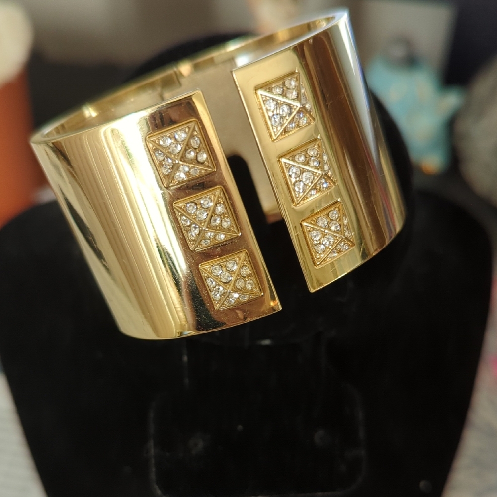 Chic Gold Cuff Bracelet with Sparkling Accents